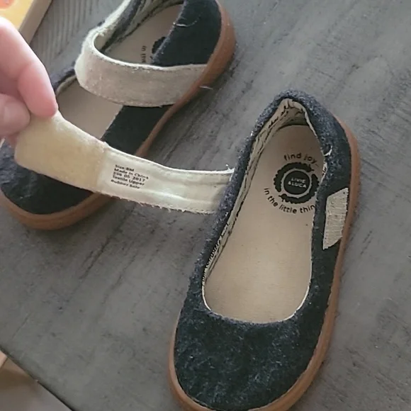 Livie and Luca Mary Jane Style Sneakers With Velcro Size 8 Girls - Picture 5 of 6